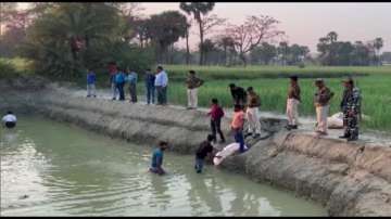 Bihar liquor news, Bihar Police recover liquor cartons, hidden liquor cartons, Harpur village pond, 