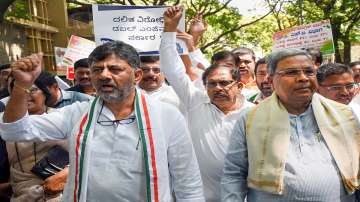 Karnataka Congress leaders Siddaramaiah (Right) and DK Shivakumar with supporters.