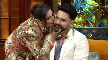 Raveena Tandon kisses Kapil Sharma
