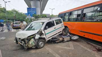 Delhi bus accident, one dead in bus accident, DTC bus hits 5 vehicles in New Friends Colony, 5 injur