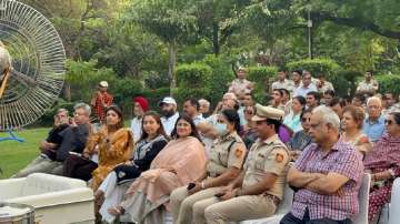 Delhi Police band performs for senior citizens 