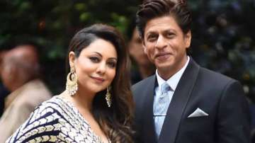  Shah Rukh Khan's old clip saying that Gauri doesn't buy him gifts has resurfaced.