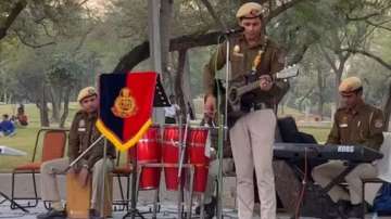 Delhi cop sings Pyaar Deewana Hota Hai