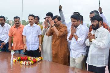 Sanjay Raut (In centre)