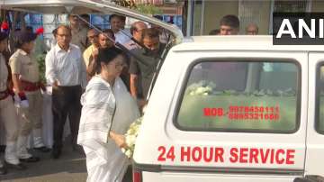 Mamata pays last respect to the victims of the accident