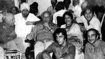Throwback picture of Sanjay Dutt with Nargis and Sunil Dutt.