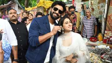 Vicky Kaushal and Sara Ali Khan at Delhi's Janpath market