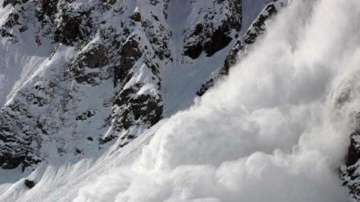 Avalanche hits mountains behind Kedarnath temple