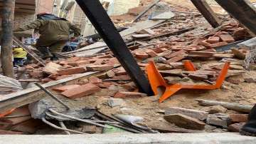 Delhi news, four injured after roof of under construction building collapses, under construction bui