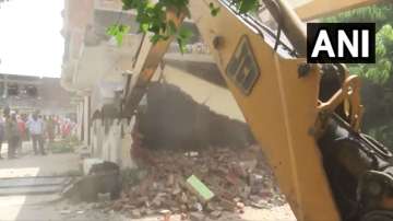 UP: Bulldozer action continues in Gorakhpur, gangster Rakesh Yadav residence demolished | VIDEO