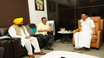 Tamil Nadu CM supports Kejriwal over Centre's ordinance