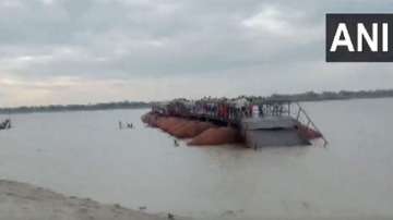 Pipa bridge in Bihar collapses