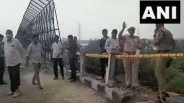 Police at spot near Geeta Colony flyover