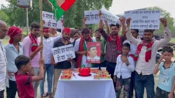 Samajwadi Party workers celebrate chief Akhilesh Yadav's birthday with 'tomato' cake