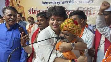  Jyotiraditya Scindia dances with tribal community, Madhya Pradesh news, Scindia dances with tribal 