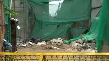 Delhi Man electrocuted to death, Delhi Man dies at under construction site of LNJP hospital, under c