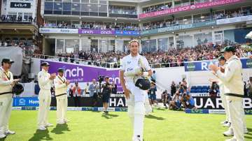 Stuart Broad receives guard of honour from Australian players