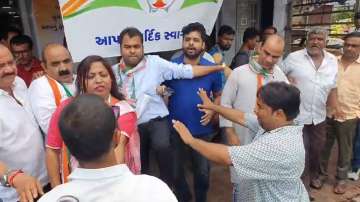 Congress leaders misbehave with journalists in Valsad, Gujarat 