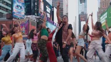 Flash mob performing Alia- Ranveer’s song What Jhumka at Times Square