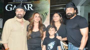 Dharmendra reacts to Deol siblings posing together
