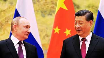 Russian President Vladimir Putin (L) and his Chinese counterpart XI Jinping 