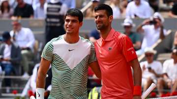 Carlos Alcaraz and Novak Djokovic during the semi-final clash of French Open 2023 in June 2023