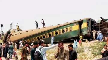 At least 50 injured as 10 Hazara Express bogies derail near Nawabshah
