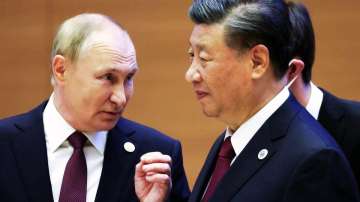Russian President Vladimir Putin (L) and his Chinese counterpart Xi Jinping (R)