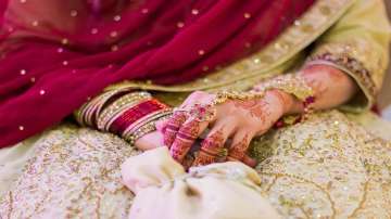 Pakistani Karachi Bride, Indian groom, pakistani bride indian groom tie nuptial knot, nikaah online,