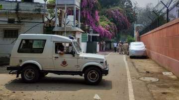 Delhi cop robbed of his car at gunpoint in Gurugram 