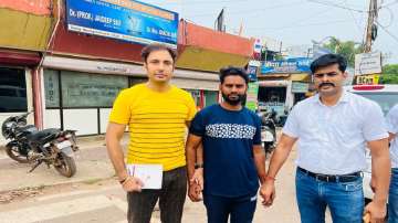 Bhogal jewellery shop robbery accused Lokesh (In middle)