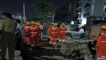 Lucknow wall collapse, Two dead in lucknow, Uttar Pradesh news, under construction building wall col