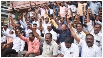 Mathadi workers of APMC Market stage a protest against Jalna administration over lathicharge 