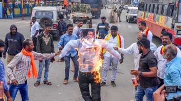 Kannada activists burn an effigy of Tamil Nadu CM MK Stalin during the Karnataka bandh in Chikmagalur.