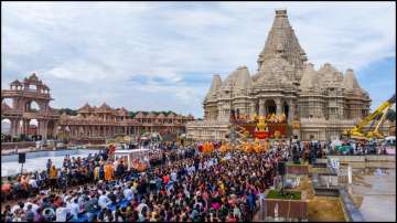 A massive crowd at the BAPS Swaminarayan Akshardham temple in New Jersey