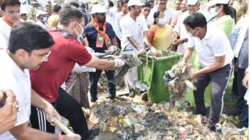 Agra Police Commissioner Preetinder Singh participates in cleanliness drive 