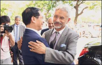Jaishankar welcomed by Vietnamese Foreign Minister Bui Thanh Son.