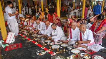 'Pind daan' being performed at Gaya temple 