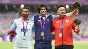 India's Kishore Kumar Jena (L) and Neeraj Chopra (c) with medals in men's javelin throw on October 4, 2023