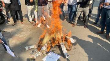 Congress workers burned effigy of Digvijaya Singh and his son Jaivardhan Singh