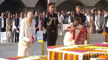 President Droupadi Murmu and Prime Minister Narendra Modi at Rajghat