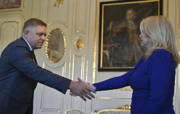 Robert Fico shaking hands with Slovakian President Zuzana Captova