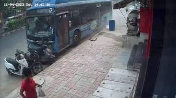 Delhi bus accident, One killed, one injured, DTC low floor, delhi electric bus, bus rams dozen vehic