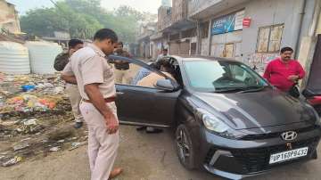 Delhi crime news, delhi man found dead, Man body found soaked blood inside car, Ghazipur, delhi poli