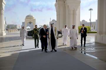 Russian president Vladimir Putin gets grand welcome in UAE 