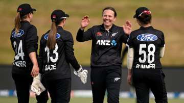 Lea Tahuhu celebrates with her teammates.