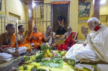  Prime Minister Narendra Modi offers prayers