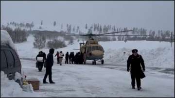 China, tourists stranded, avalanches