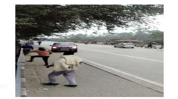 Delhi suv VIDEO, SUV swerves hit people quarrel Rs 5, Signature Bridge, man tried to hit people in d