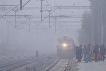 Delhi fog, 26 trains delayed in delhi, delhi weather updates, delhi low visibility, NCR north india 